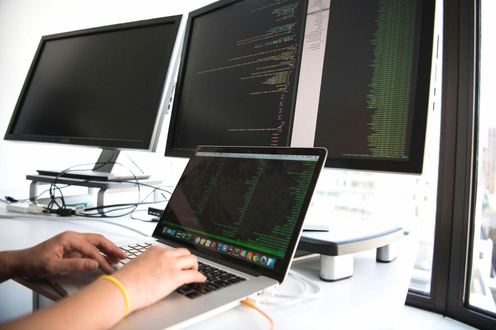 Estudiantes trabajando en desarrollo de juegos móviles con Unity